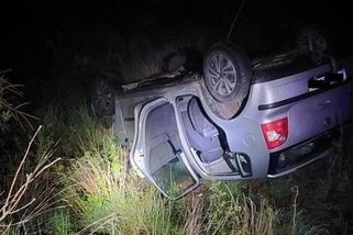 Synové mi vzali auto, volala zoufalá matka na Vysočině. Nezletilý mladík vezl partu a vůz převrátil na střechu - Novinky
